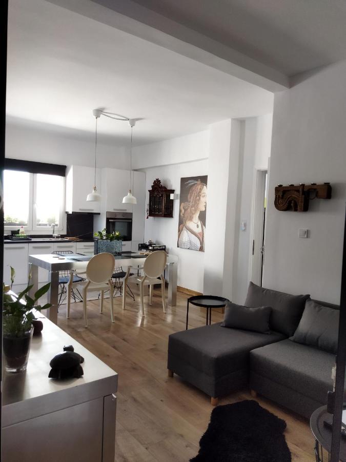 Minimal Apartment By The Beach Corinth Exterior foto